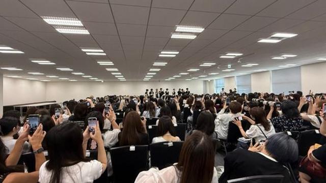 더블원 일본 도쿄 팬사인회, 한결 등장에 ‘현장 마비’
