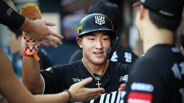 '괴물'이 온다…안현민, 규정타석 진입 눈앞→'타율·장타율·출루율' 타이틀 싹쓸이할까