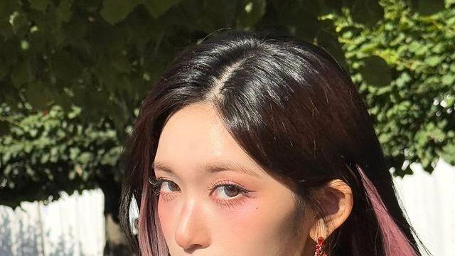 이서, 파리의 햇살을 입은 글램 슬립 톱 스타일링