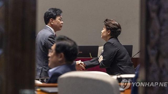 전대도 혁신안도 '탄핵 늪'에…국힘, 과거에 발목 잡혀 '허우적'