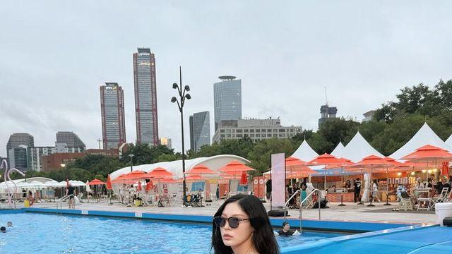 한강 위의 ‘시크 여신’ 조민, 딥그린 모노키니로 도심 피서 퍼포먼스