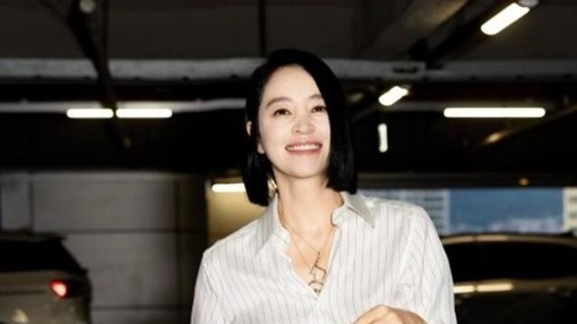 김혜수, 32살 차 男배우와 극장行 포착…'170cm' 마네킹 비율 실존 [★해시태그]