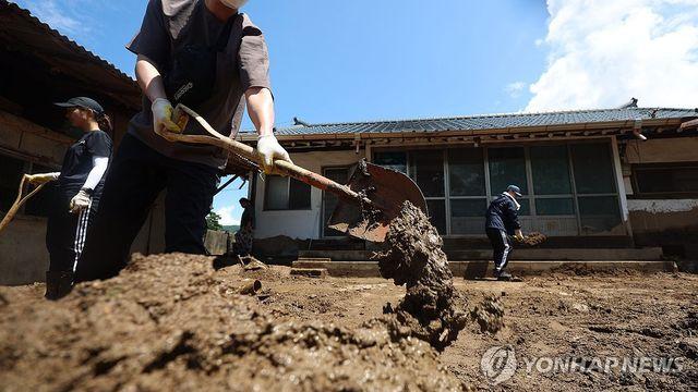 폭염 속 구슬땀…경남 수해 피해지역 복구 이어져
