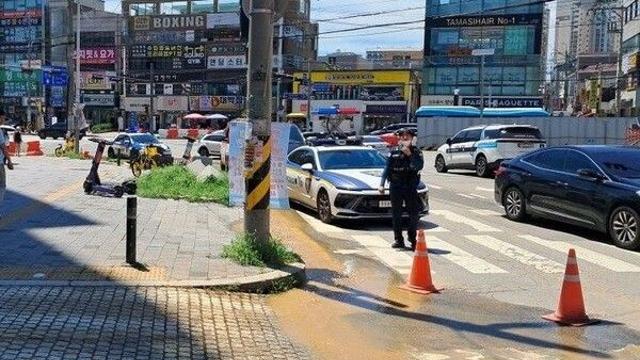 아주대 삼거리 인근 도로 상수도관 파열로 지반 침하