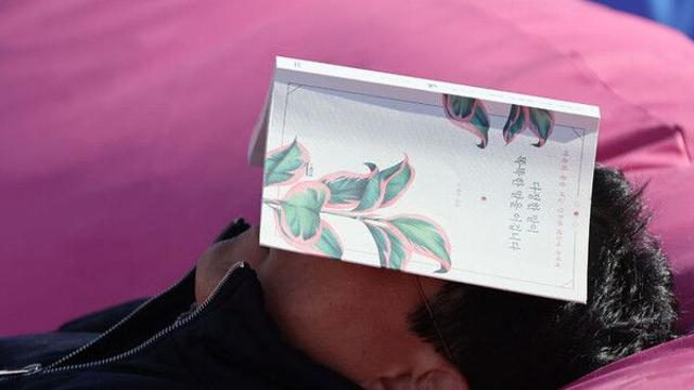 대학생 사로잡은 플레이리스트…청년층의 새로운 '힐링' 루틴