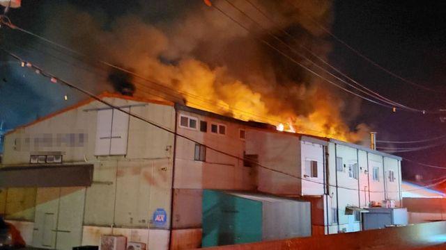 새벽에 김포 대곶면 인쇄공장서 불…검은 연기로 신고 잇따라