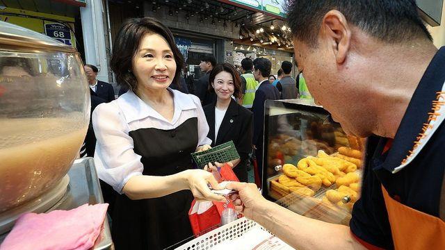 “소비쿠폰 사용하러 왔다” 김혜경 여사 전통시장 방문…과일·벨트·슬리퍼 등 구매