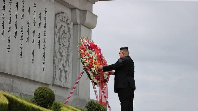김정은, 6·25정전일 맞아 우의탑 헌화…'북중친선' 언급도 없어