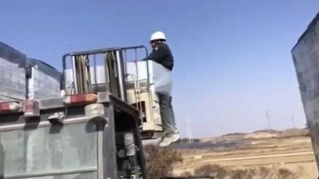 '지게차 학대' 참은 스리랑카 청년 
