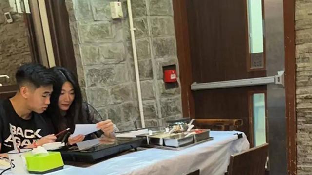 中 EPL 출신 스타 MF, 사랑에 빠졌다…'세계에서 가장 아름다운 여자 선수'와 열애설→다정한 투샷 공개