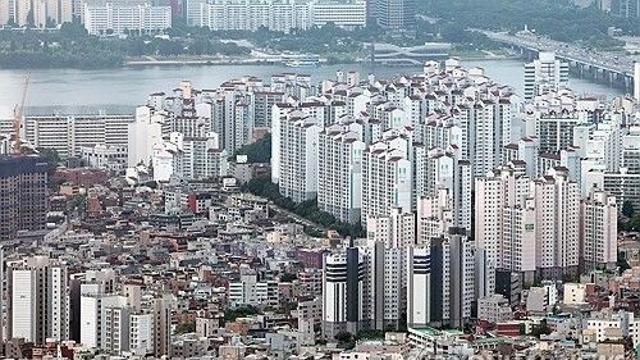 거래 관망세 속 서울 인기 단지 신고가…내달 공급 대책에 촉각