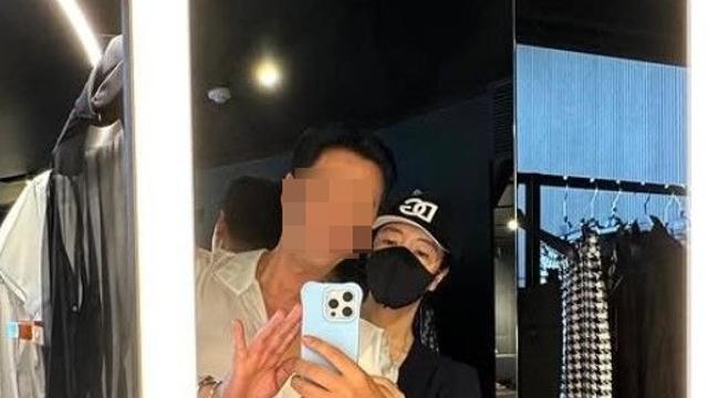 김혜수, 사업가 오제형과 '찐친' 케미 폭발! 친밀 스킨십 포착에 '훈훈'