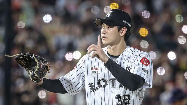 명장 극찬 또 극찬! 황성빈 실책 지워준 롯데 '괴물' 좌완, 신뢰 보냈다…
