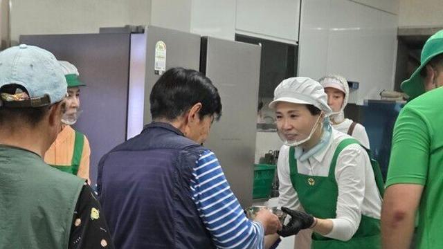“조용히 와서 묵묵히 일손을 보탰다”… 김혜경 여사의 수해 복구 미담, 가평에 퍼지는 온정 릴레이