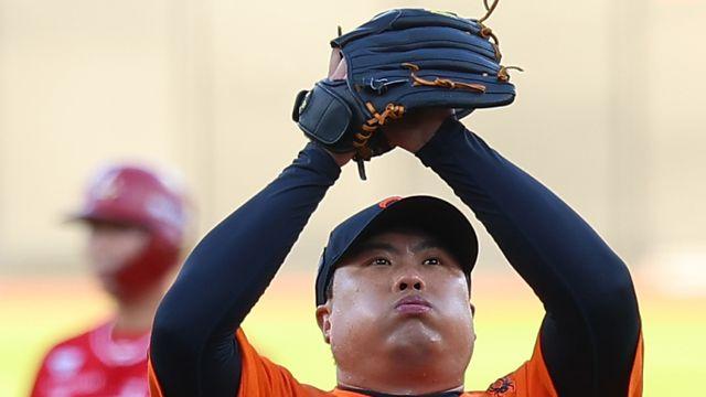 류현진, 만원 관중 앞 충격의 1이닝 5실점→조기 강판…김광현과 첫 대결 허무하게 끝났다