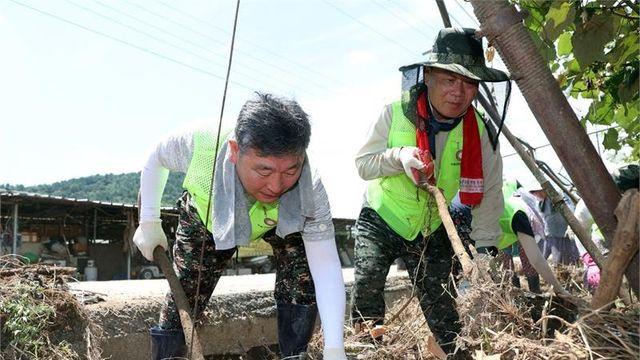 수원특례시의회, 가평 찾아 수해 복구 활동...이재식 의장 비롯 30여 명 참여