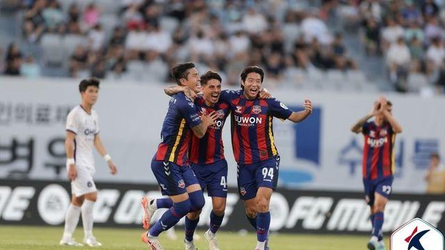[K리그1 현장리뷰] 파죽의 수원FC 3연승! 싸박-윌리안 연속골, 안양 2-1 제압...승점 2점 차 추격