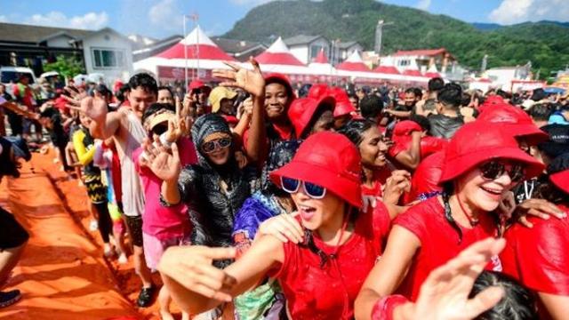 축제장에 금반지 20돈...어른부터 아이까지 열광하는 ‘이색 축제’
