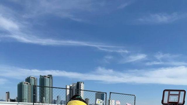 그린 드레스에 옐로 바이저, 볼레로까지... 여름을 강타한 민영의 루프탑 셀카