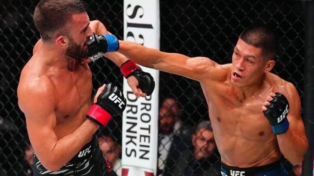 전 챔피언 상대로 ‘반란 성공’!…데 리더, 휘태커 눌렀다 UFC 아부다비 열광