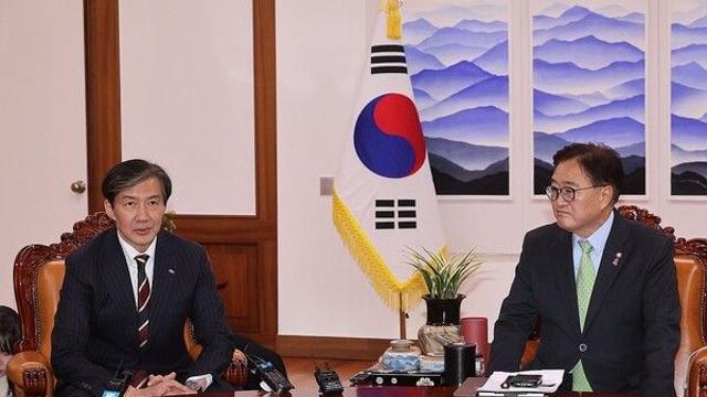 우원식 의장, 교도소 찾아 조국 면회…'광복절 특사' 포함 되나