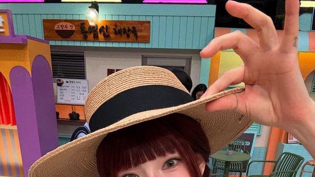 소녀 감성 폭발! 태연, 빈티지 퍼프 블라우스와 코르셋 톱으로 완성한 로맨틱 주말룩