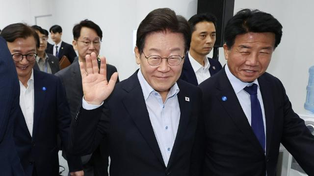 李 대통령 지지율 '또' 하락... 두 달 만 최저 기록한 이유 보니