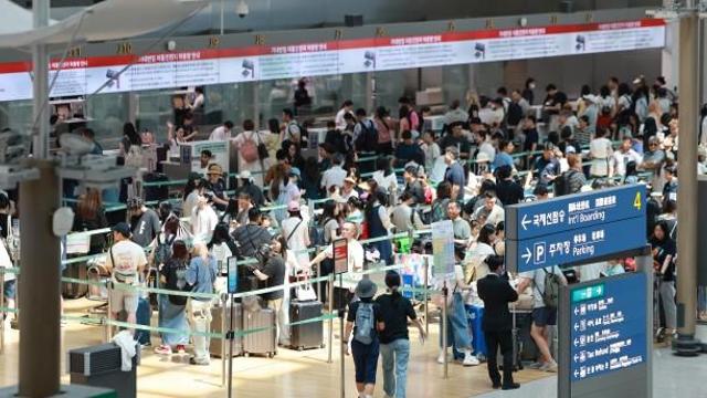 夏季休假季开启 仁川机场人山人海