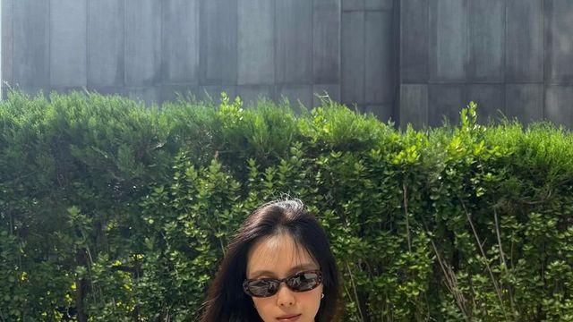 손나은이 입으면 평범한 줄무늬도 ‘힙’해진다? 도시를 밝힌 여름 여신룩