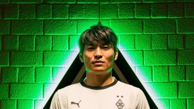 [오피셜] 일본 대환호! 국대 골잡이, ‘독일 명문’ 입성했다.... ‘묀헨글라트바흐 이적 확정’