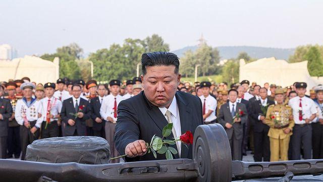 김정은, 6·25정전일 맞아 우의탑 헌화…'북중친선' 언급도 없어(종합)