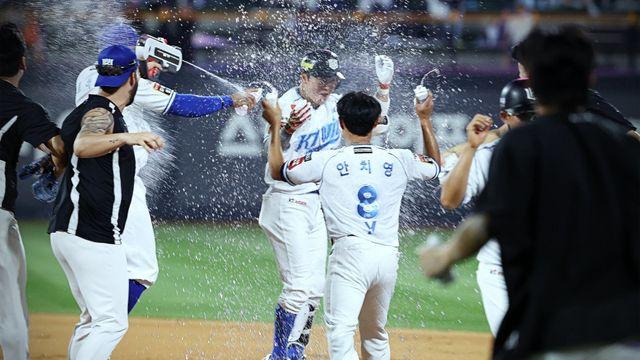 [SD 수원 라이브] ‘9회말 4득점 대역전 드라마’ KT, 놀라운 뒷심으로 위닝시리즈…50승 고지 밟았다