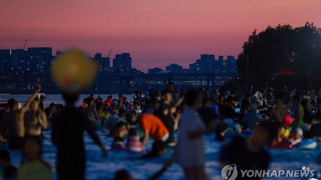 무더위로 전국이 몸살…곳곳서 관측 이래 최고 기온 경신