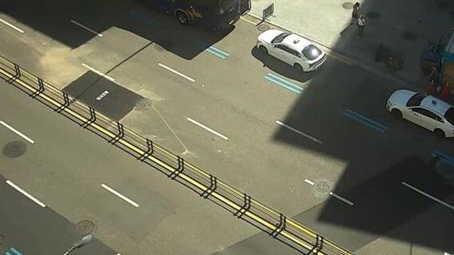 서울 명동에서 깊이 1.2m 땅꺼짐…상수도관 파열이 원인
