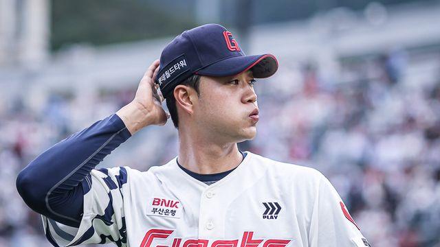 “그렇게 공이 빠지면 쓰기 어렵다”…156㎞ 강속구, 윤성빈 향한 냉정한 평가 [SD 사직 브리핑]