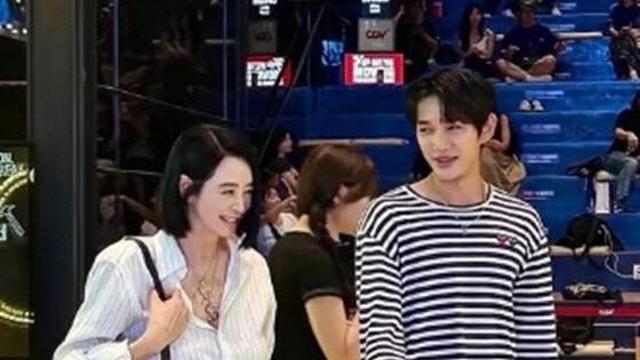 배우 김혜수, `32세 연하` 윤상현과 영화관