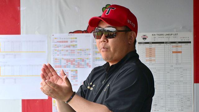 '퇴장 불사' 꽃감독, 판정 납득 어려웠다…