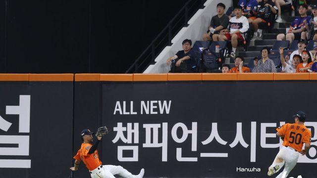 ‘환상 슬라이딩 캐치’ 한화 리베라토, 수비도 볼 만하네…타격은 계속 꾸준 ‘리드오프냐, 강한 2번이냐’