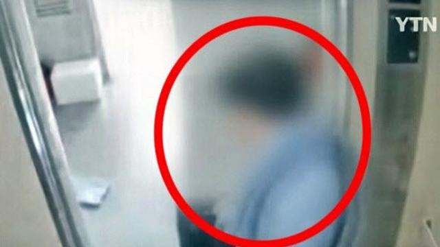 방 안서 떠는 며느리에 