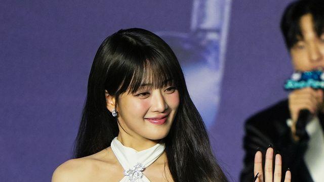 [포토] 아이들 민니, 사랑스런 미소로 블루카펫 런웨이