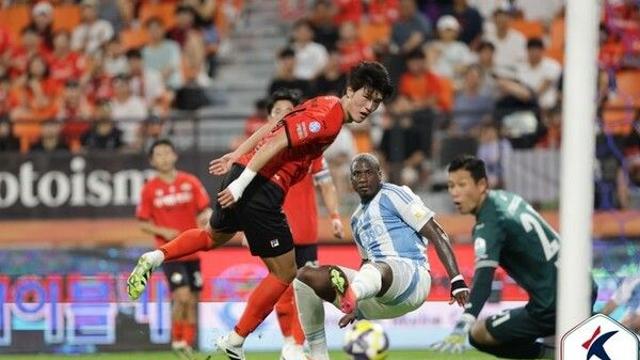 말컹 멀티골에도 웃지 못한 K리그1 울산, 강원과 2-2 무승부
