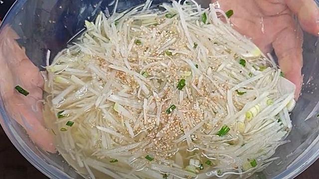 고기 구워 먹을 때 같이 섭취하면 소화 잘 되는 '여름 냉국'