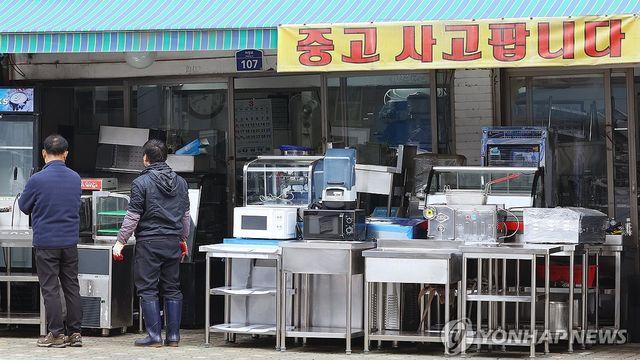 정부지원에도 자영업자 갈수록 줄어…