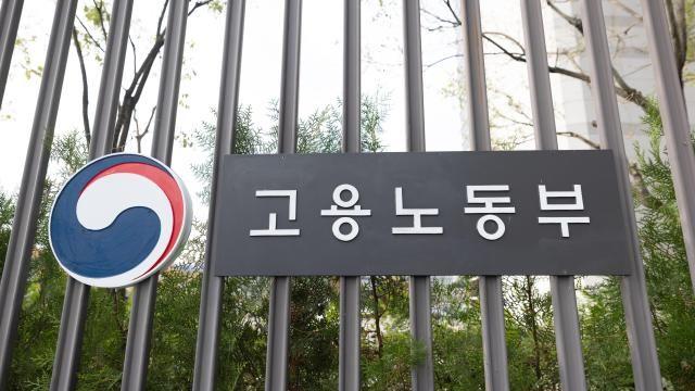 지게차로 외국인노동자 인권유린…고용부 이주노동자 사업장변경제 검토
