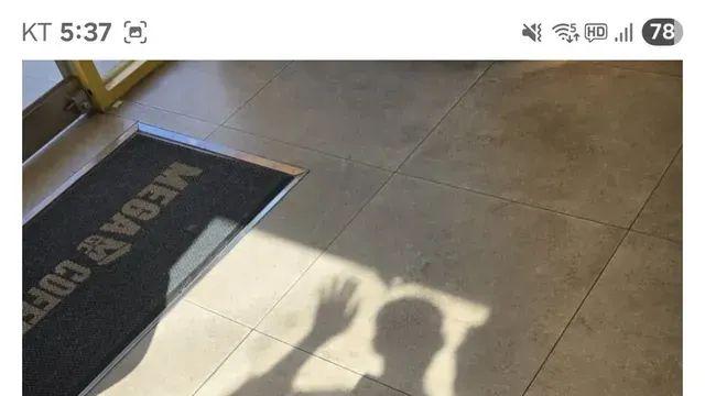 커피 사러 갔다가 화들짝 놀라버린 디씨인,,