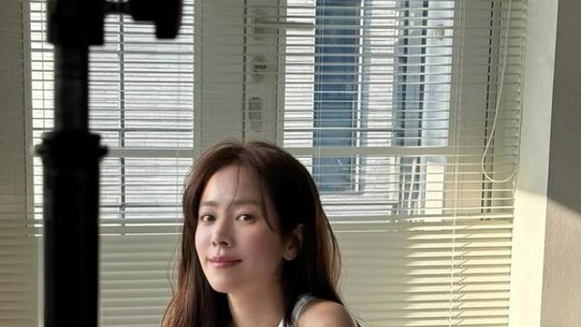 한지민, 핑크빛 스커트 입고 '러블리 우아함' 폭발…10세 연하 최정훈 '♥' 비주얼