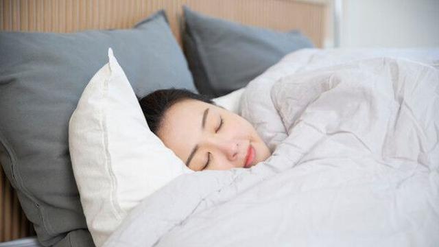 잠들기 전 '이 것' 한 입…전문가가 추천하는 '숙면 비법'은?