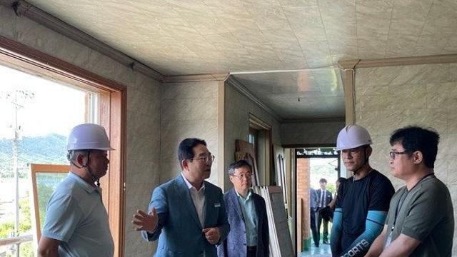 충북도, 옥천 다자녀 가정 ‘리모델링으로 새출발’