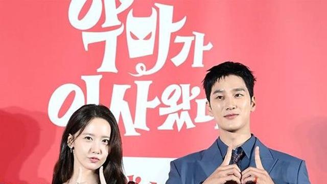 악마 임윤아x백수 안보현과 인증샷…'악마가 이사왔다' 포토프레임 오픈