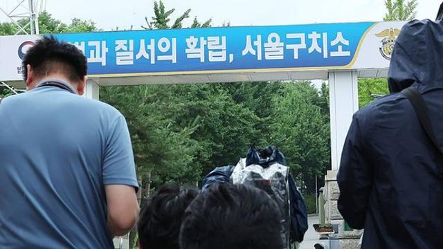 尹, 오늘 김건희특검 첫 소환…‘건강 이유’ 불출석 전망